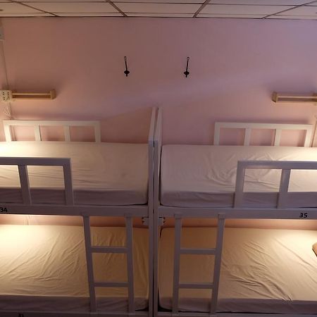 Tiny Hostel Банкок Екстериор снимка