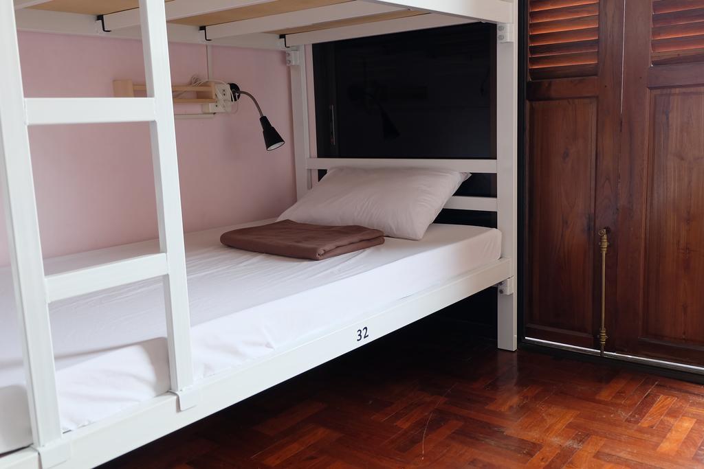 Tiny Hostel Банкок Екстериор снимка