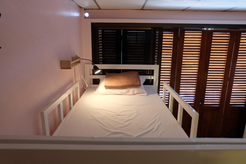 Tiny Hostel Банкок Екстериор снимка