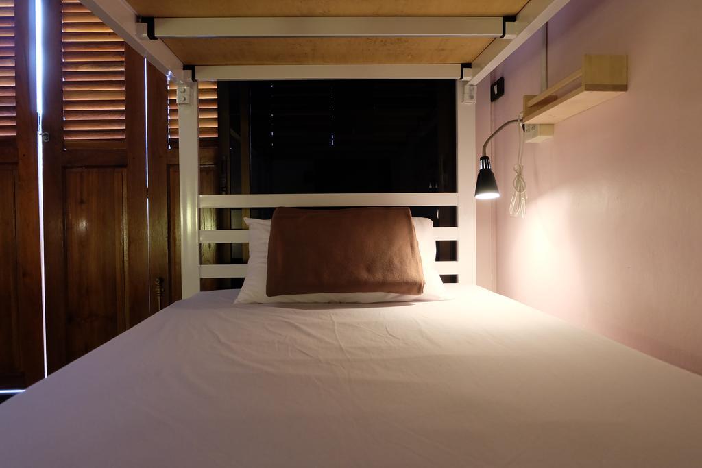 Tiny Hostel Банкок Екстериор снимка