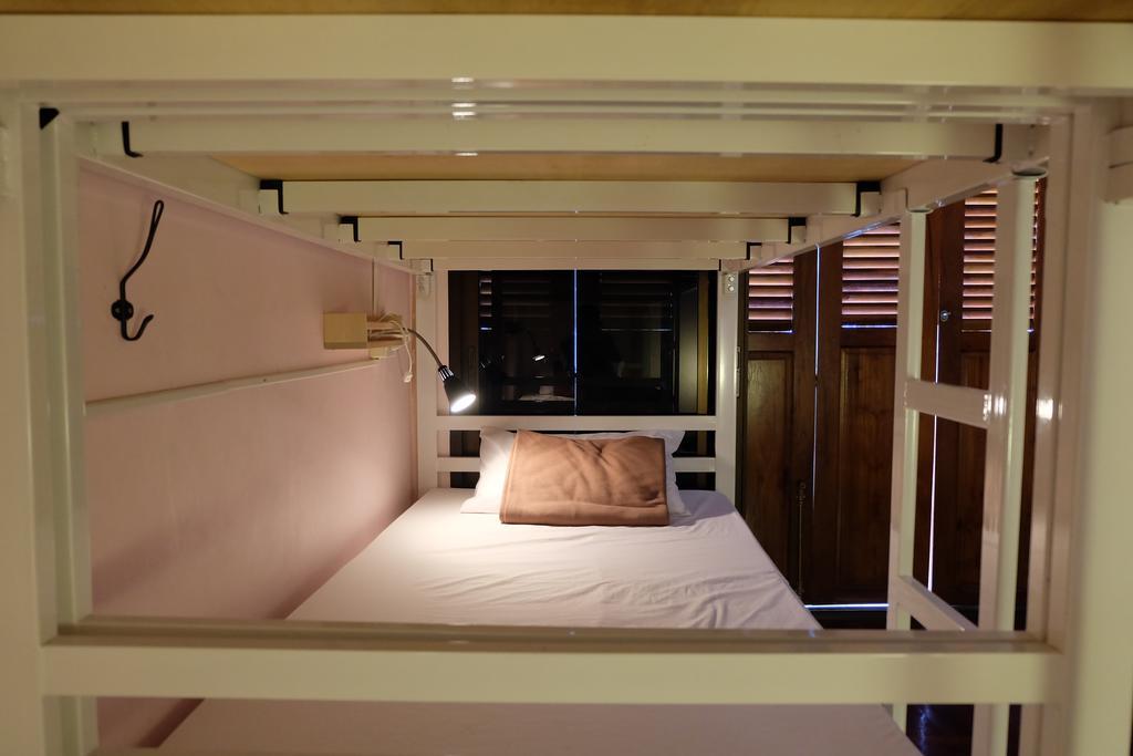 Tiny Hostel Банкок Екстериор снимка
