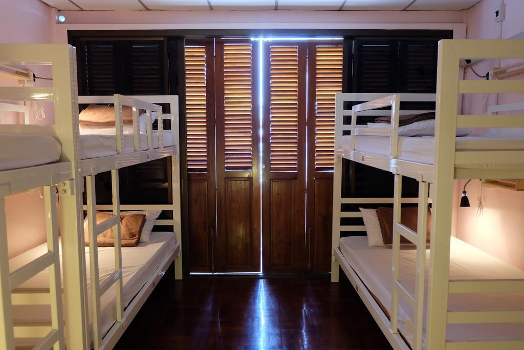 Tiny Hostel Банкок Екстериор снимка