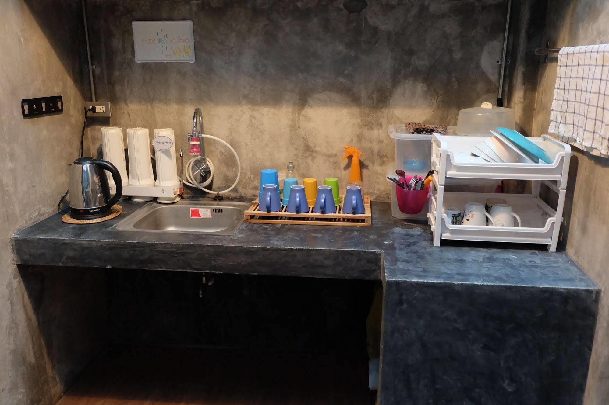 Tiny Hostel Банкок Екстериор снимка