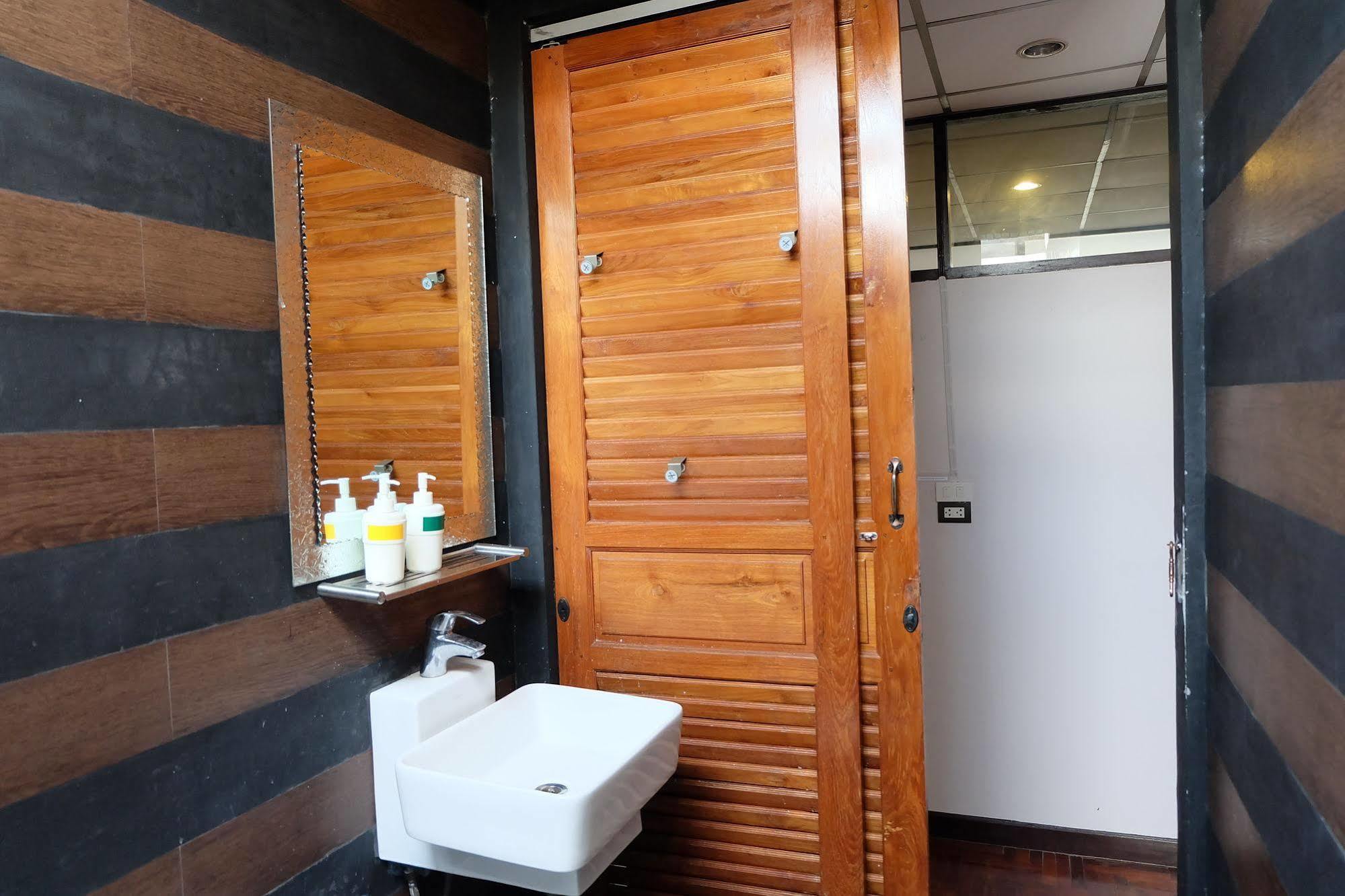 Tiny Hostel Банкок Екстериор снимка
