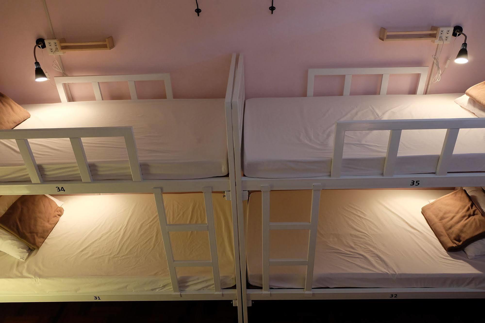 Tiny Hostel Банкок Екстериор снимка