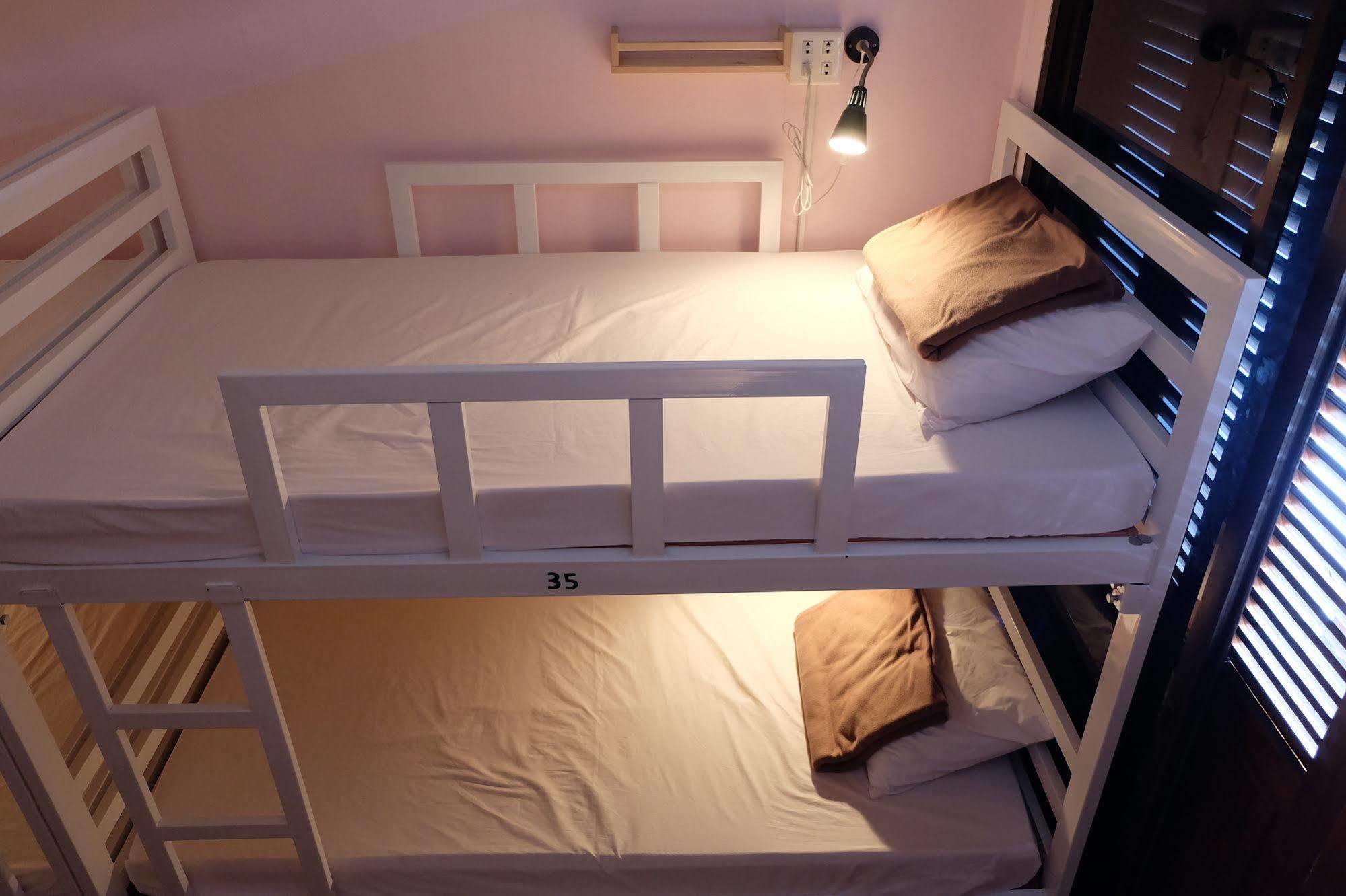 Tiny Hostel Банкок Екстериор снимка