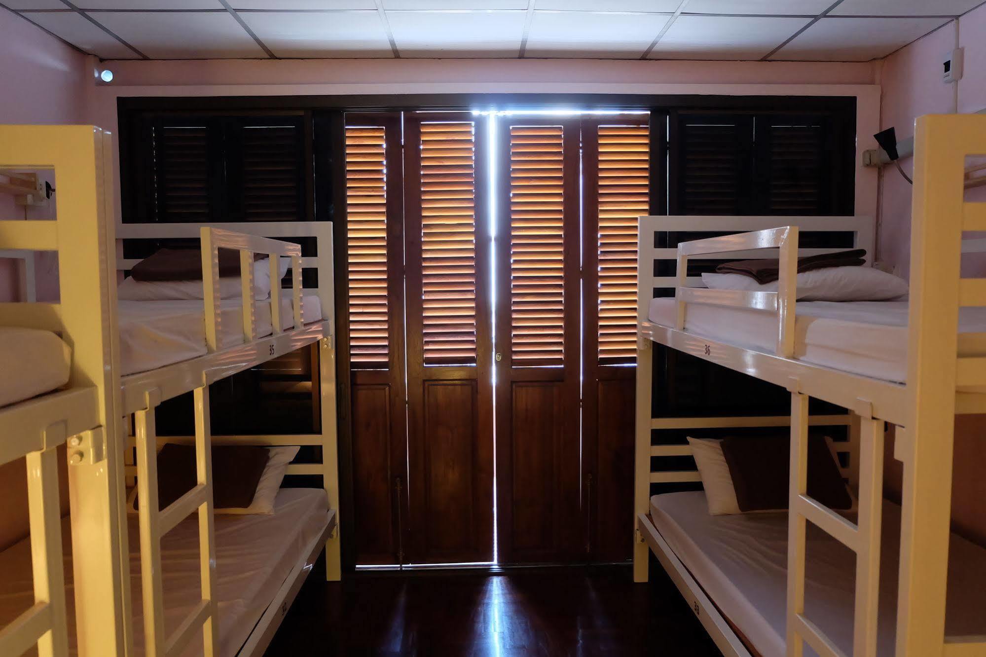 Tiny Hostel Банкок Екстериор снимка