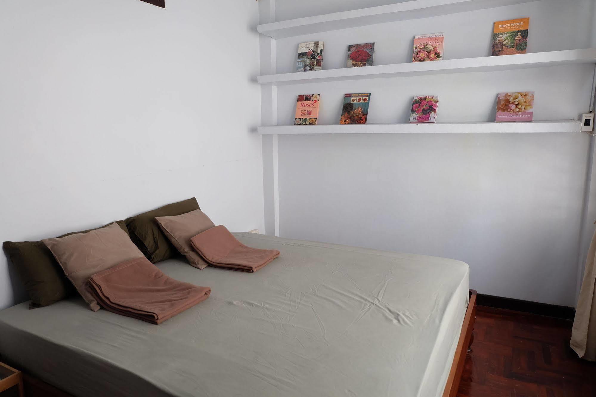 Tiny Hostel Банкок Екстериор снимка