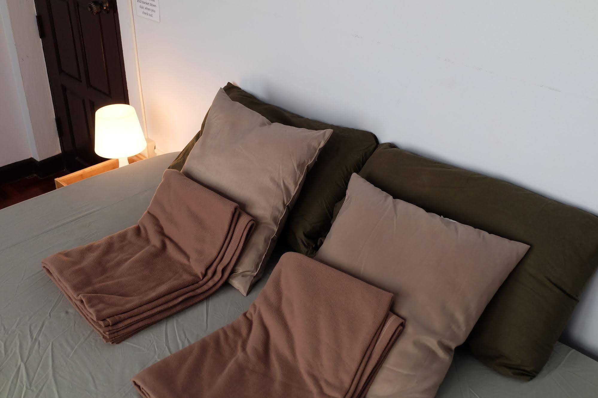 Tiny Hostel Банкок Екстериор снимка