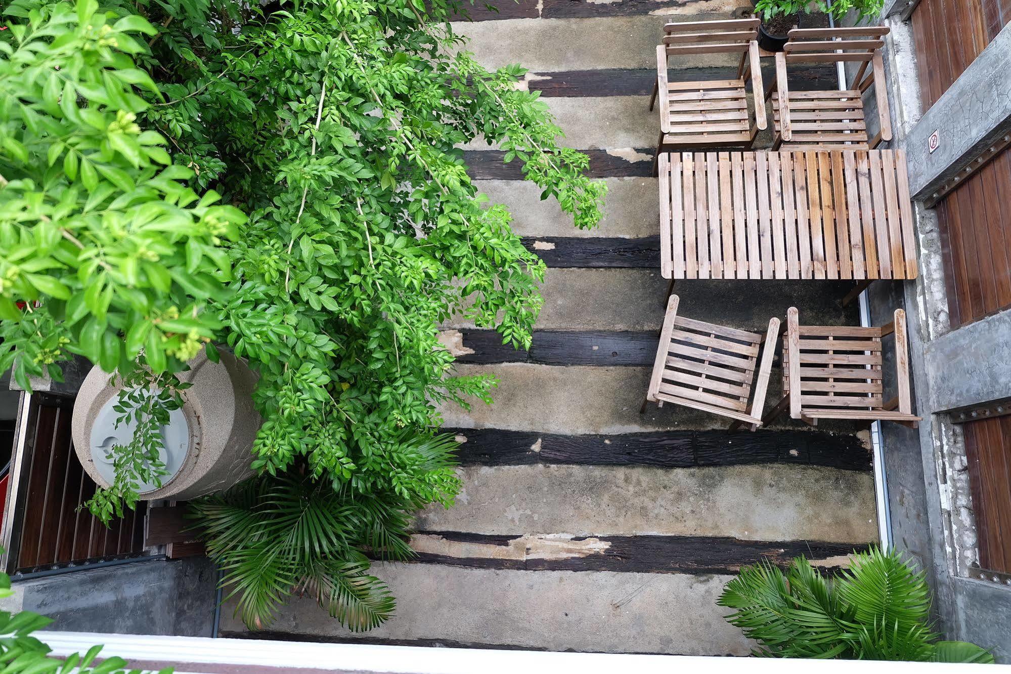 Tiny Hostel Банкок Екстериор снимка