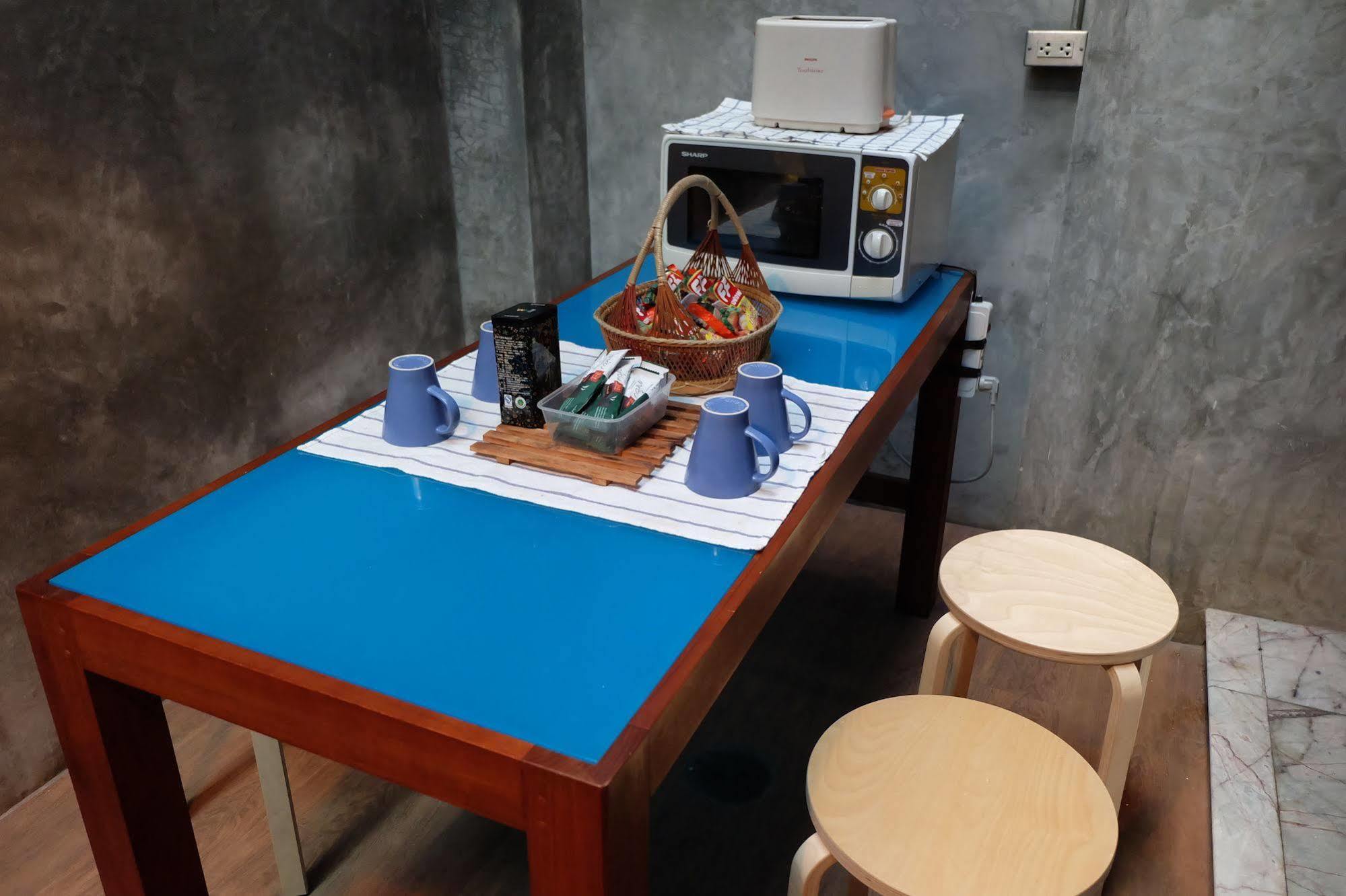 Tiny Hostel Банкок Екстериор снимка