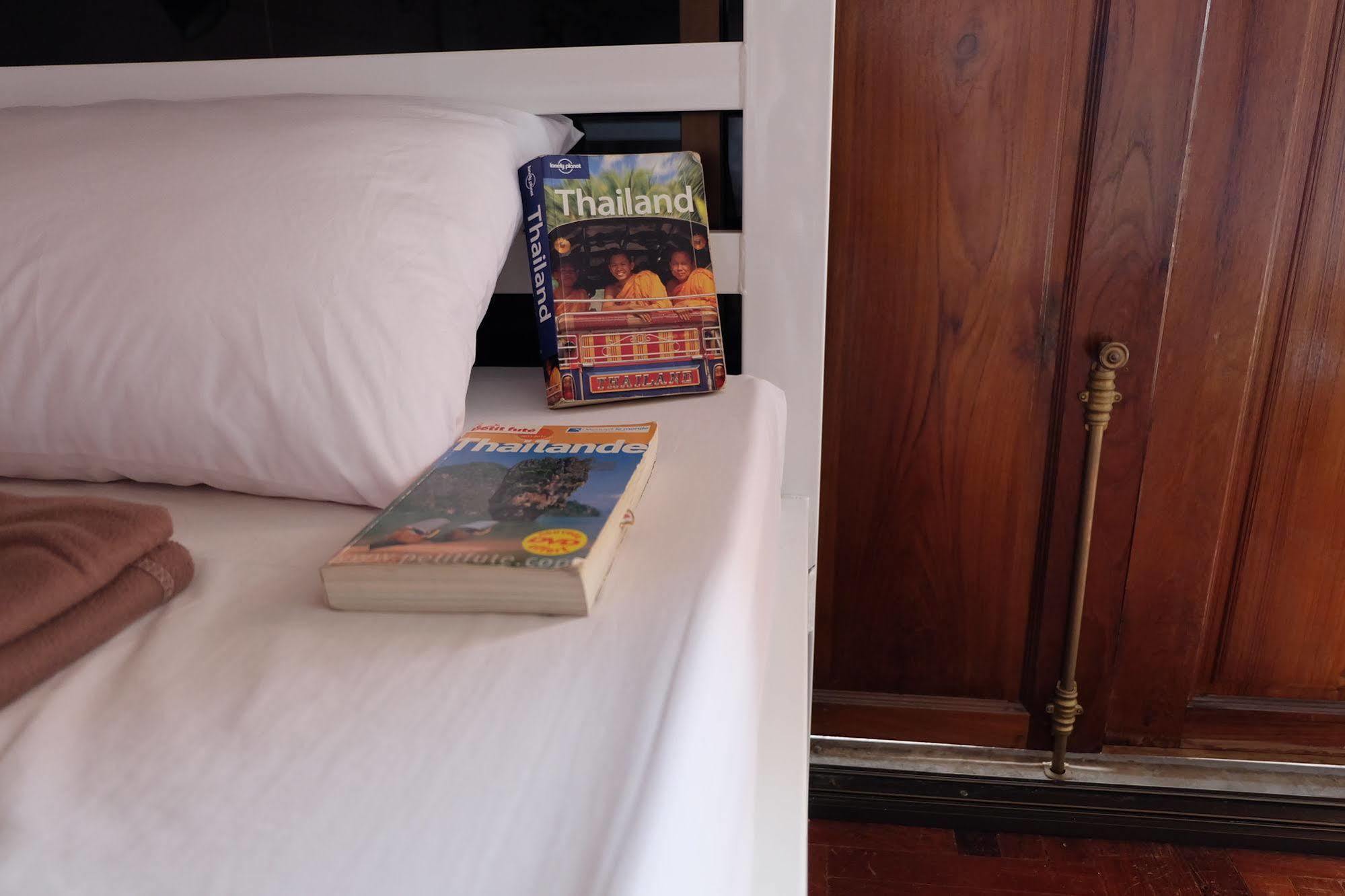 Tiny Hostel Банкок Екстериор снимка