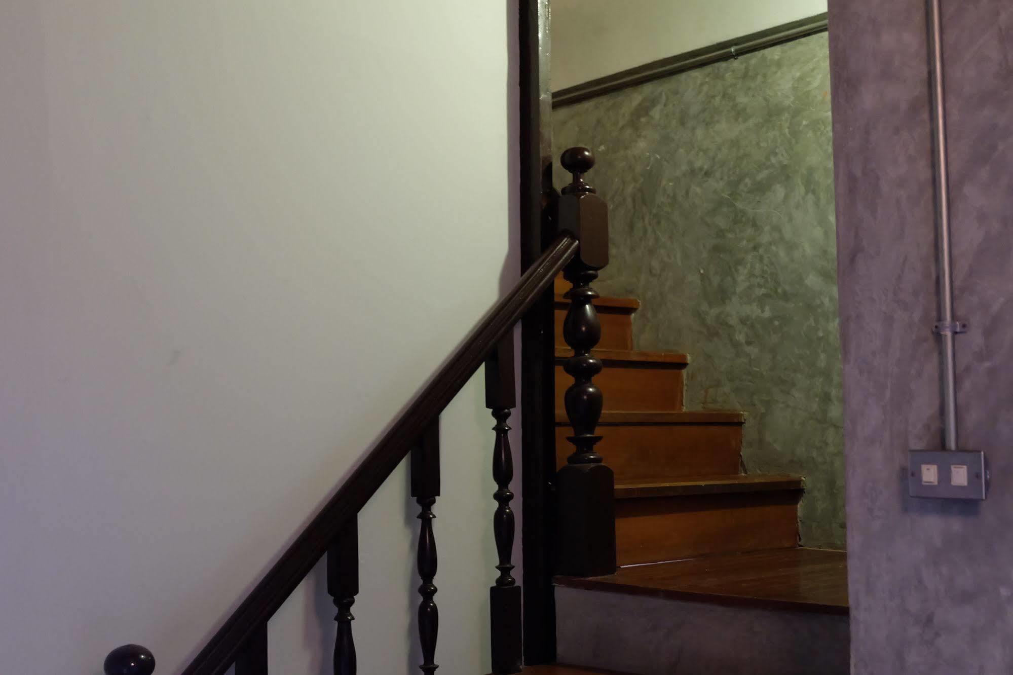 Tiny Hostel Банкок Екстериор снимка