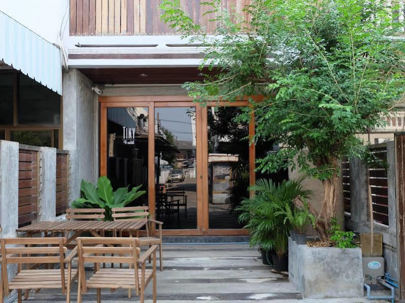 Tiny Hostel Банкок Екстериор снимка